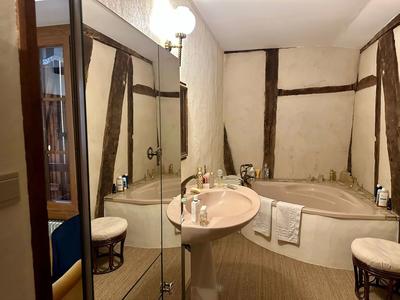 Maison - 260 m² - 8 pièces