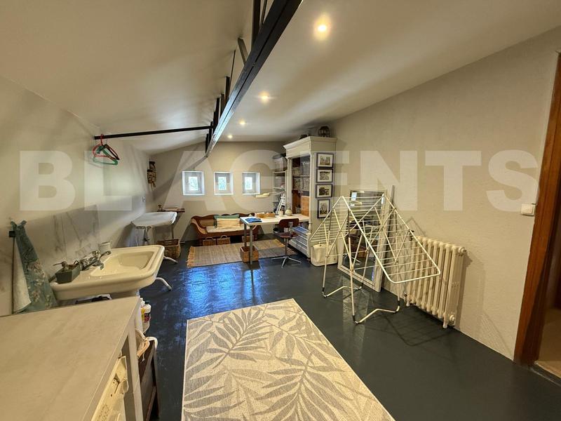 Demeure - 260 m² - 8 pièces