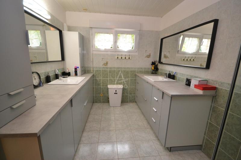 Maison - 235 m² - 10 pièces