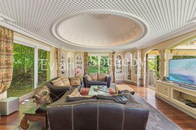 Maison - 306 m² - 6 pièces