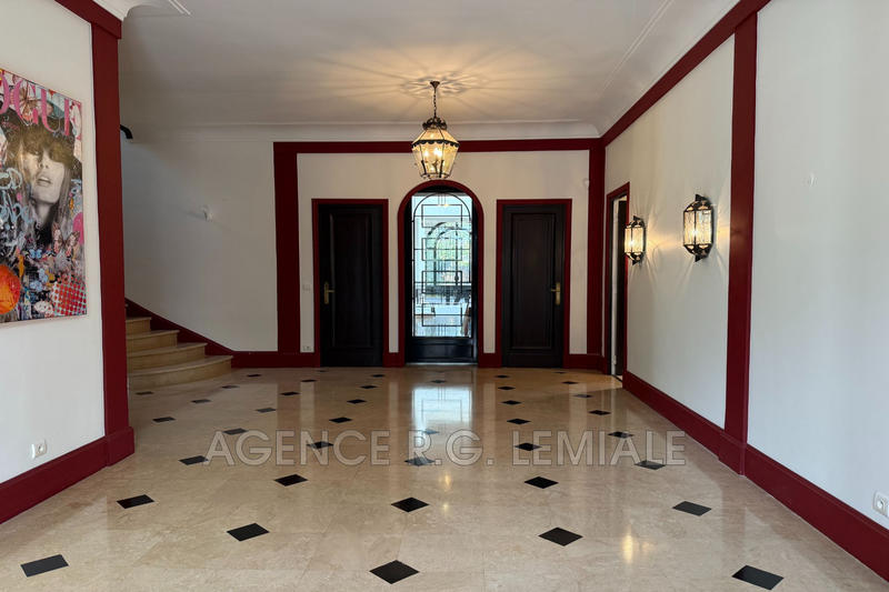 Maison - 937 m² - 15 pièces