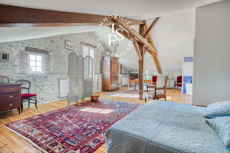 Maison - 323 m² - 15 pièces