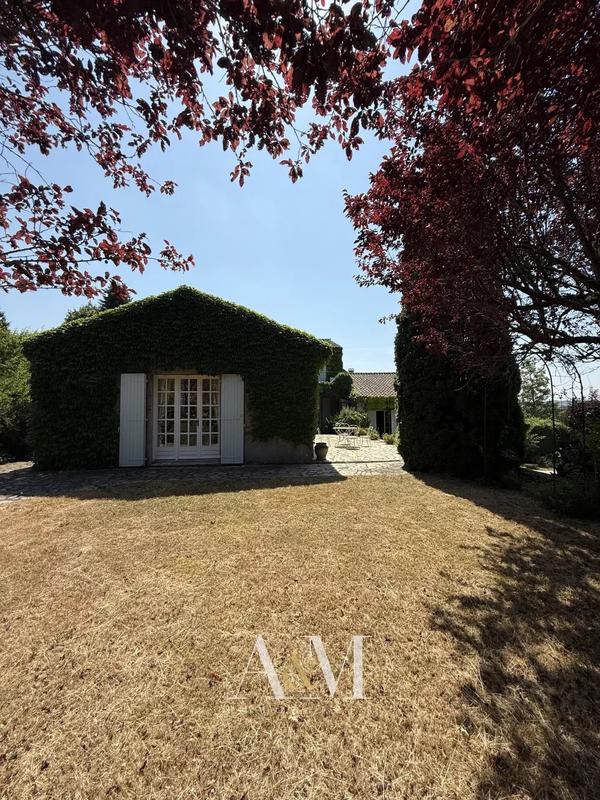 Propriété - 275 m² - 7 pièces