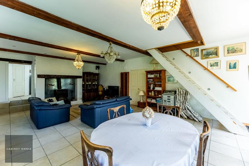 Maison - 330 m² - 11 pièces