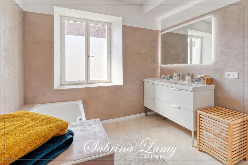 Maison - 210 m² - 7 pièces