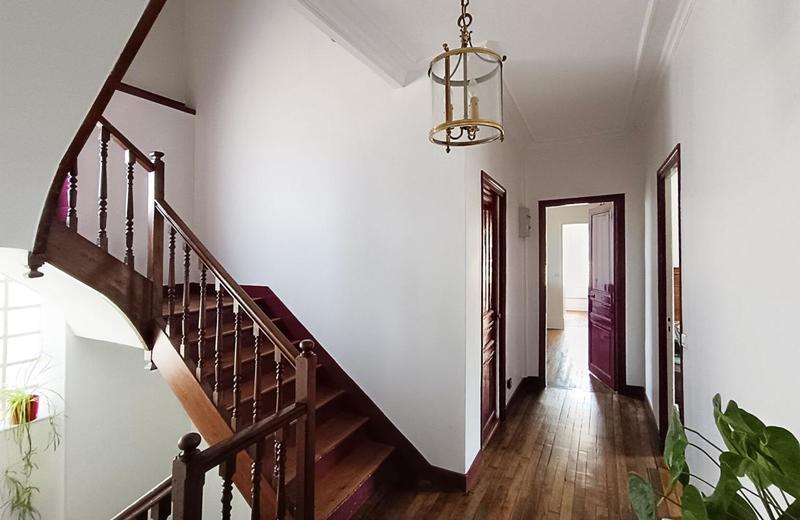 Maison - 240 m² - 10 pièces