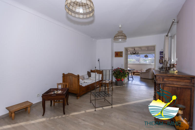 Maison traditionnelle - 232 m² - 10 pièces