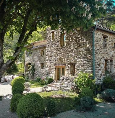 Propriété - 900 m² - 20 pièces