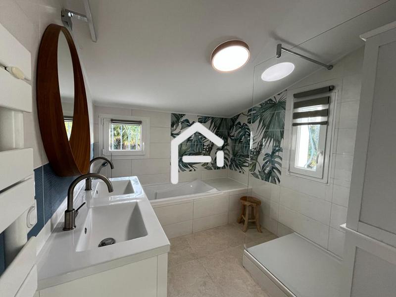 Demeure - 250 m² - 9 pièces