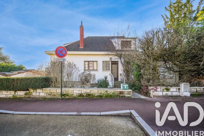 Maison - 241 m² - 9 pièces