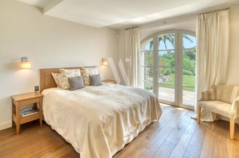 Propriété - 230 m² - 6 pièces