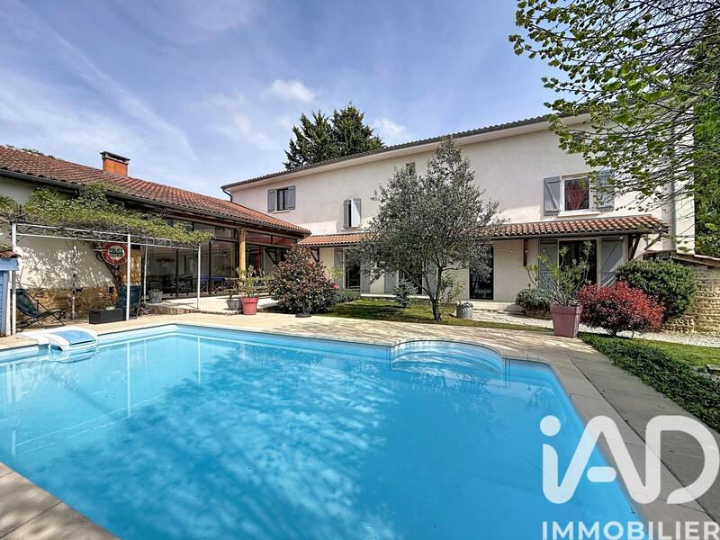 Maison - 270 m² - 6 pièces