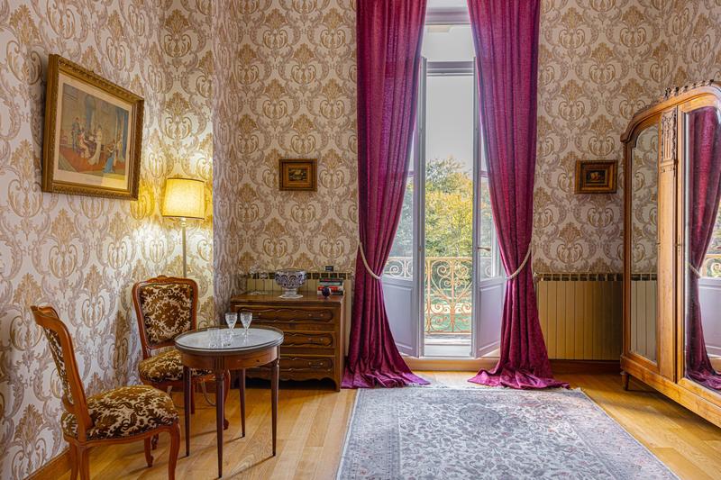 Propriété - 1 125 m² - 25 pièces