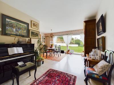 Maison - 213 m² - 8 pièces