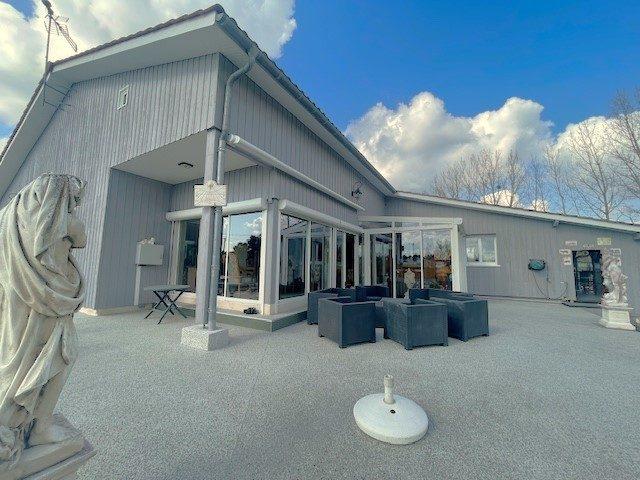 Maison - 262 m² - 7 pièces