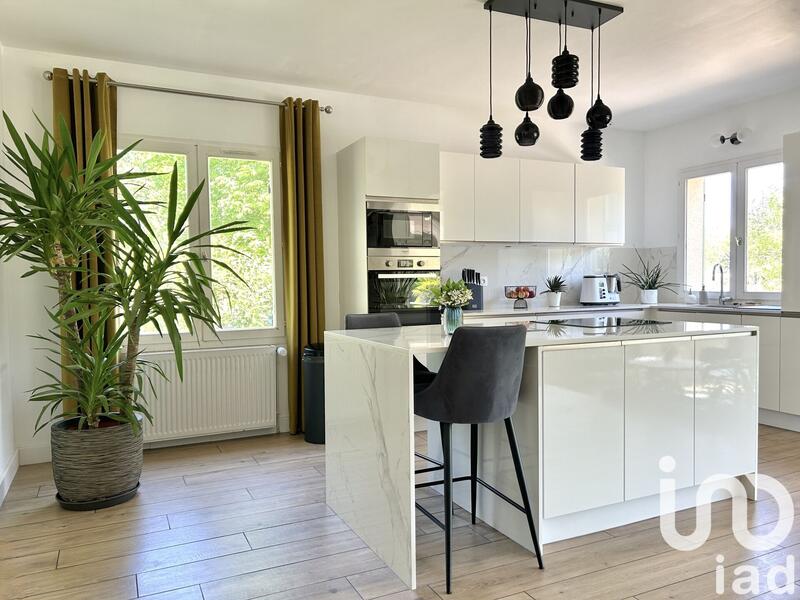 Maison - 230 m² - 8 pièces