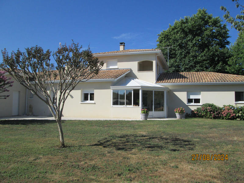 Maison - 221 m² - 8 pièces