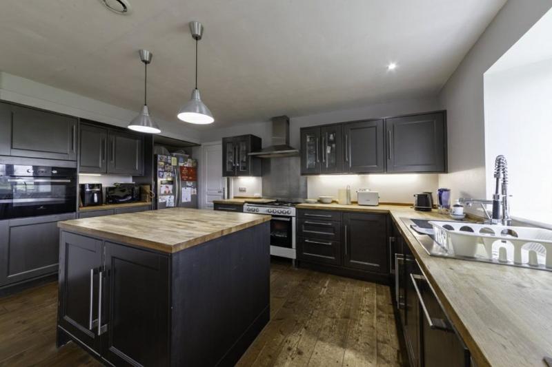 Propriété - 256 m² - 6 pièces