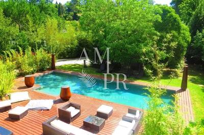 Villa - 200 m² - 8 pièces