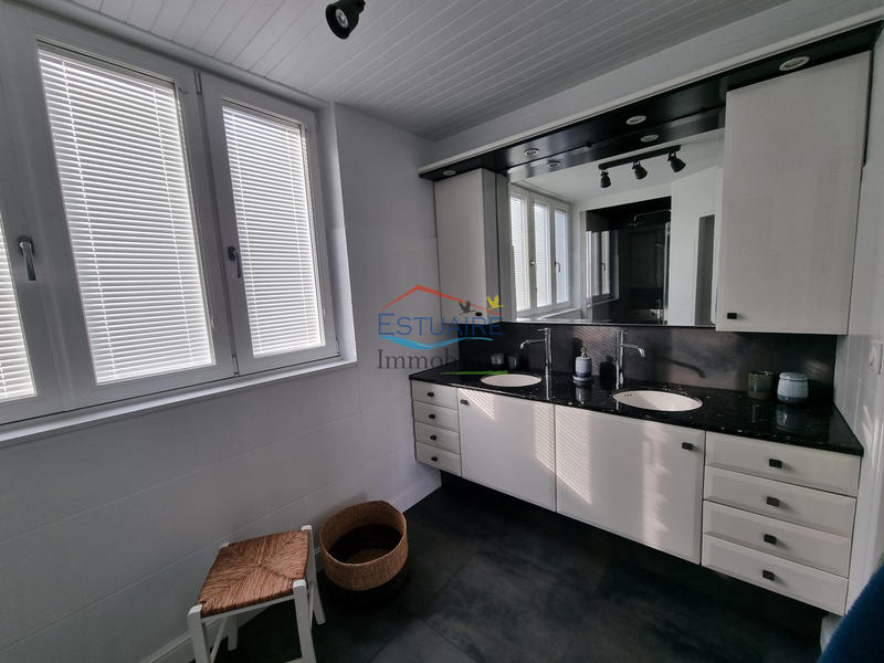 Maison - 239 m² - 10 pièces