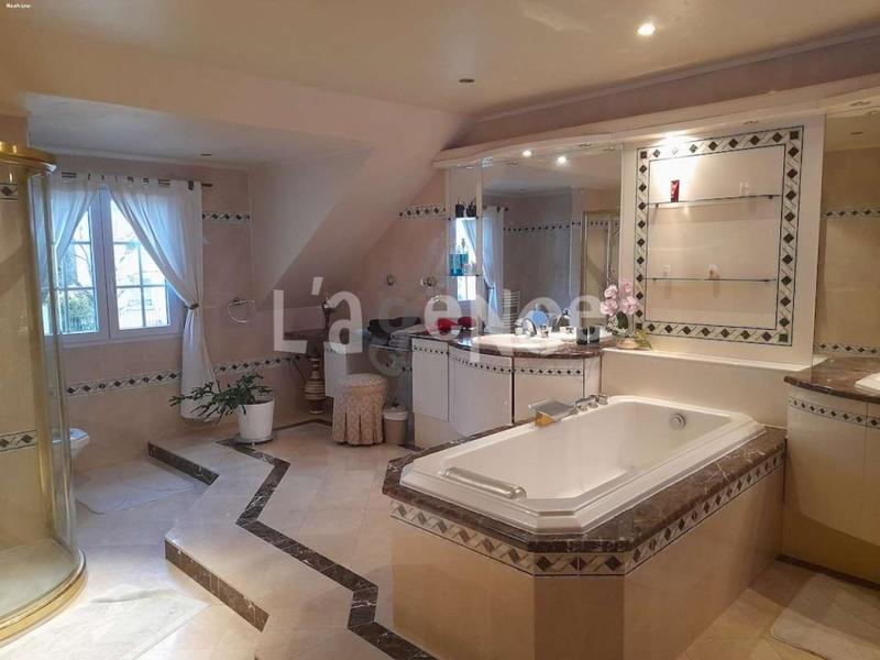 Pavillon - 250 m² - 7 pièces