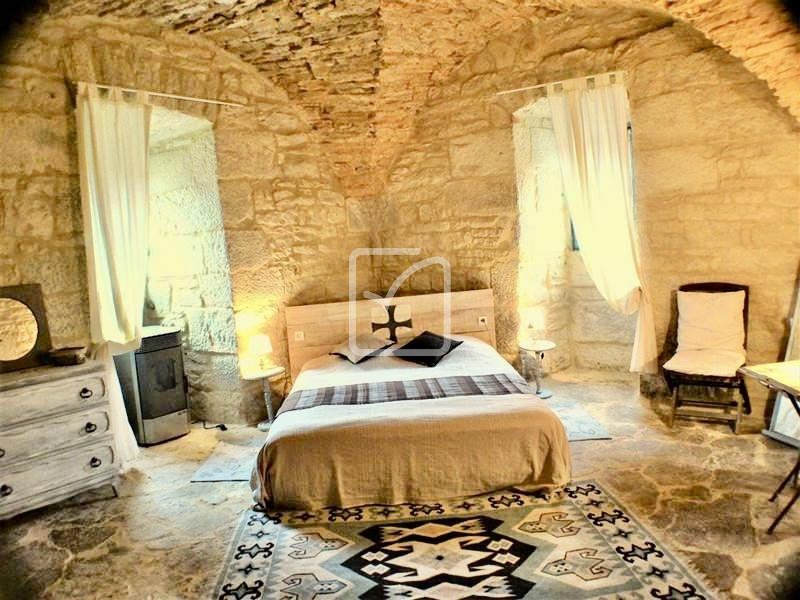 Maison - 1 100 m² - 20 pièces