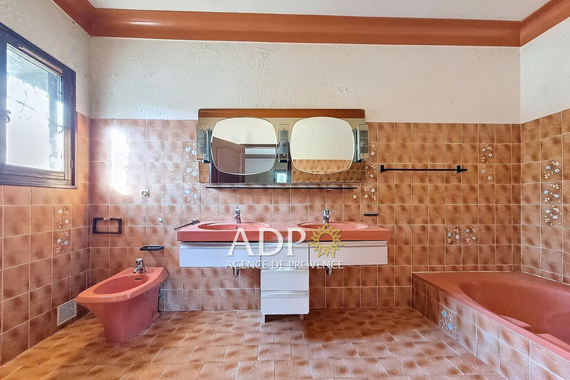 Propriété - 180 m² - 6 pièces