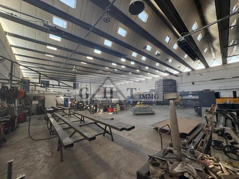 Entrepôt - 810 m²