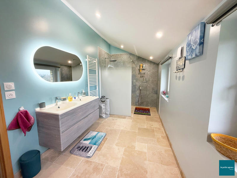 Maison - 250 m² - 8 pièces