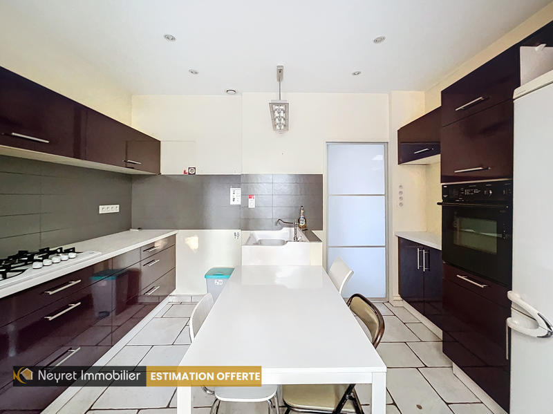 Maison - 220 m² - 7 pièces