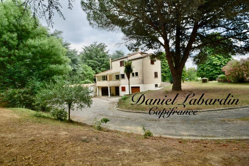 Maison - 235 m² - 8 pièces