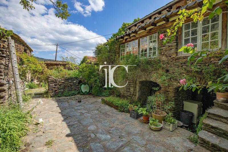 Propriété - 341 m² - 9 pièces