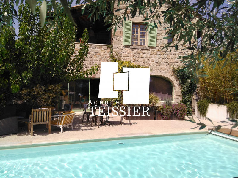 Maison - 286 m² - 9 pièces