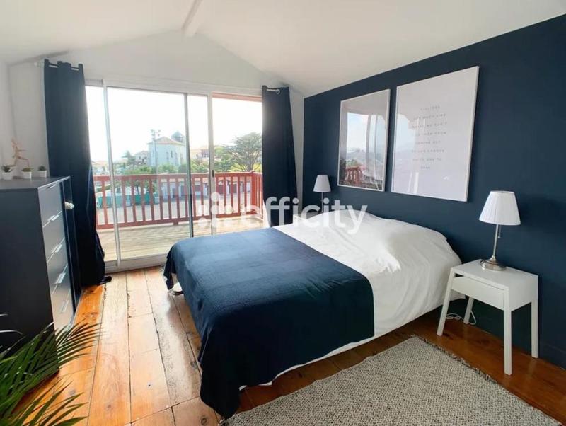 Maison - 250 m² - 12 pièces