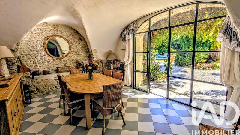 Maison - 305 m² - 8 pièces