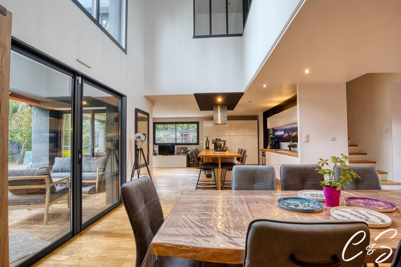 Maison - 240 m² - 6 pièces