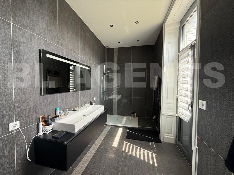 Demeure - 390 m² - 5 pièces