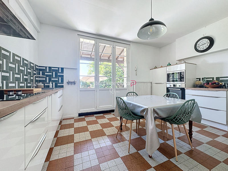 Maison - 180 m² - 8 pièces