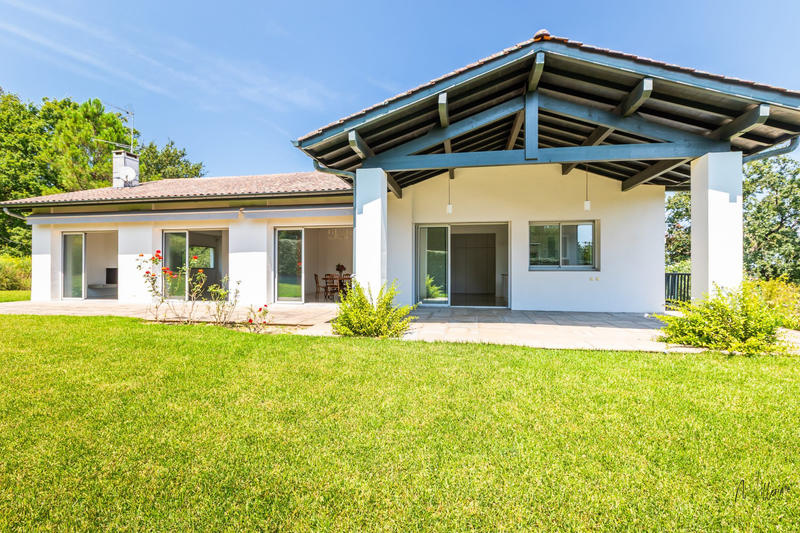 Maison - 329 m² - 8 pièces