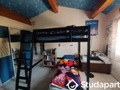 Chambre - 140 m² - 1 pièce