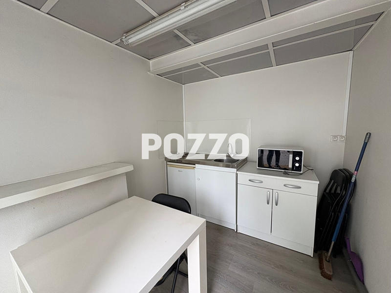 Local d'activité / Entrepôt - 1 700 m² - 5 pièces