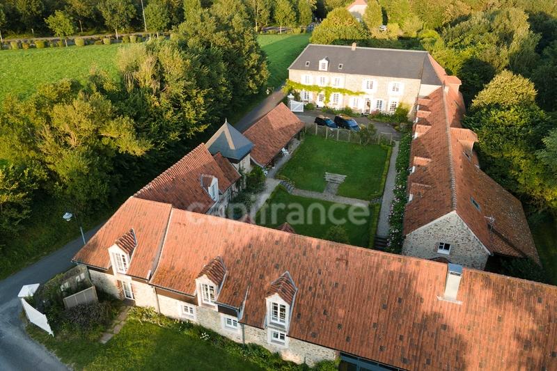 Propriété - 669 m² - 9 pièces