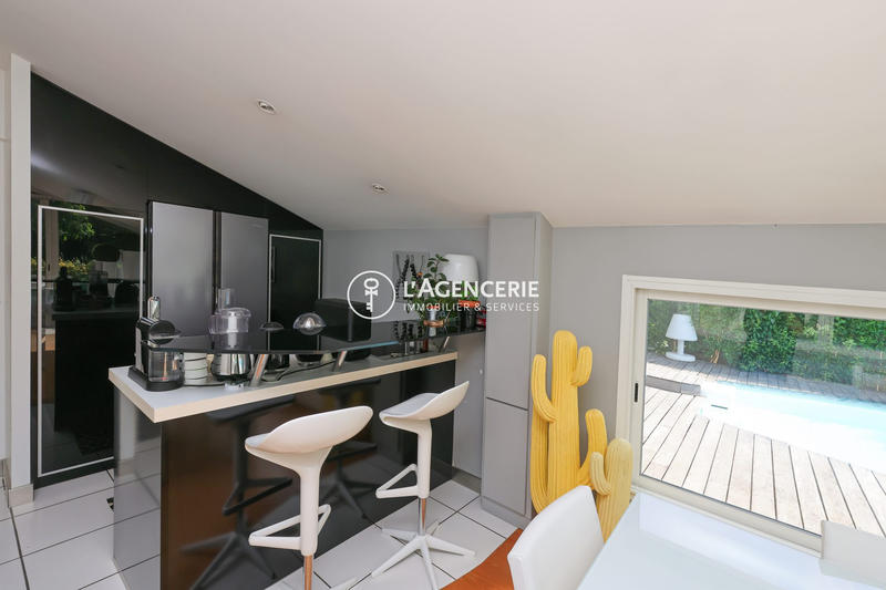 Maison - 260 m² - 10 pièces