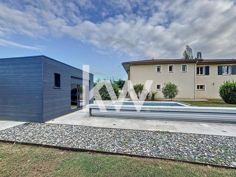 Maison - 220 m² - 8 pièces