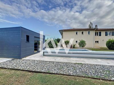 Maison - 220 m² - 8 pièces