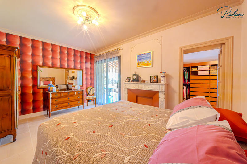 Maison traditionnelle - 280 m² - 6 pièces