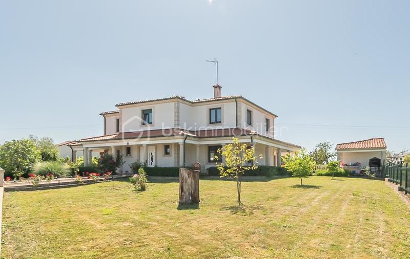 Propriété - 251 m² - 8 pièces