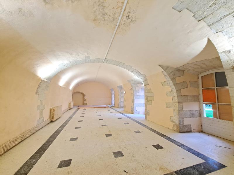 Château - 5 346 m² - 1 pièce