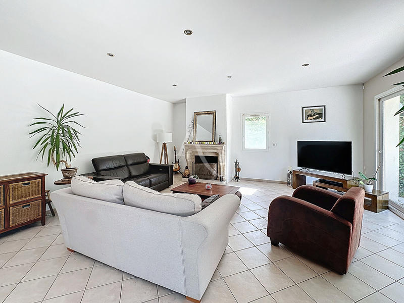 Maison - 240 m² - 8 pièces