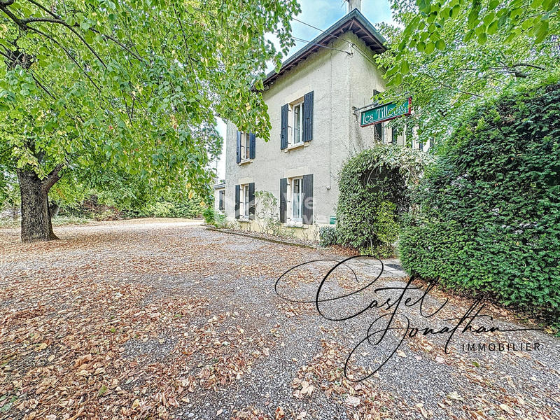 Maison - 460 m² - 8 pièces